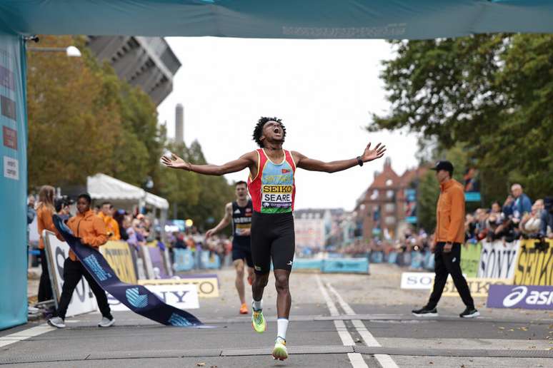 Dawit SEARE &eacute; campe&atilde;o dos 5 km do Mundial de Corrida de Rua (Foto: Gaelle Mobuchon/World Athletics)