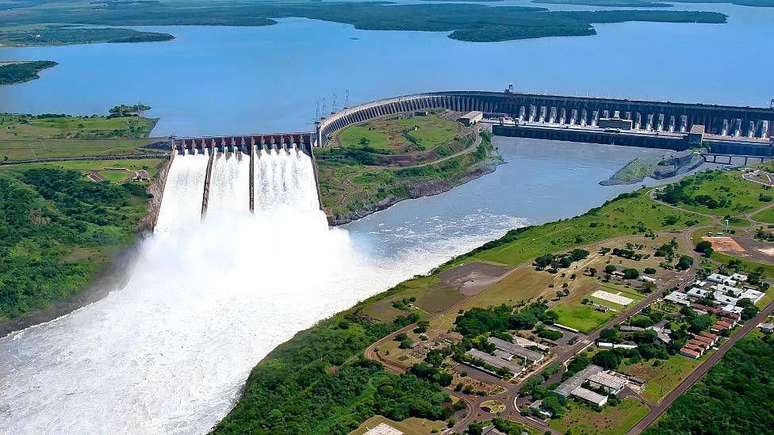 A usina hidrel&eacute;trica de Itaipu det&eacute;m o recorde mundial de energia produzida acumulada ao longo dos seus mais de 40 anos de opera&ccedil;&otilde;es