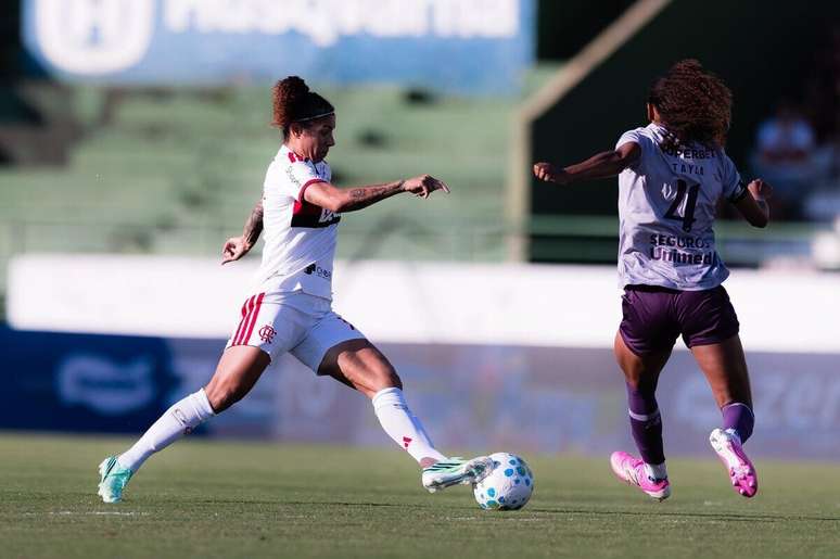 Cristiane conduz a bola diante da marca&ccedil;&atilde;o de Tayla, do S&atilde;o Paulo &ndash;