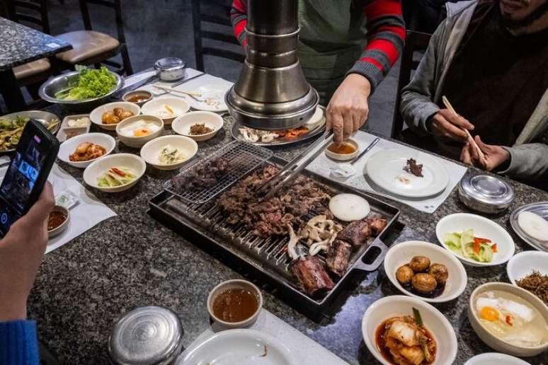 Churrasco coreano no Bom Retiro, regi&atilde;o central de S&atilde;o Paulo