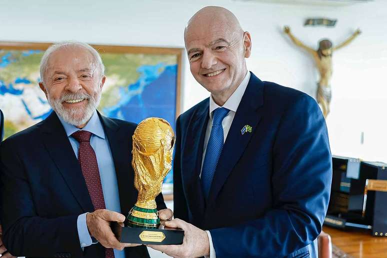 Luiz In&aacute;cio Lula da Silva, durante reuni&atilde;o com o Presidente da Federa&ccedil;&atilde;o Internacional de Futebol (FIFA), Gianni Infantino &ndash;