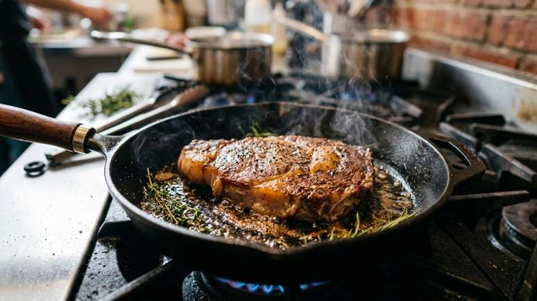 A aplica&ccedil;&atilde;o antecipada do sal permite a reabsor&ccedil;&atilde;o do l&iacute;quido, garantindo sabor profundo e superf&iacute;cie seca para o cozimento.
