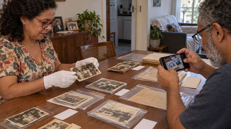 Preservar documentos antigos exige cuidado antes de limpar, colar ou descartar.