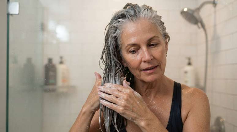 O shampoo silver ajuda a neutralizar reflexos amarelados por meio de pigmentos arroxeados.