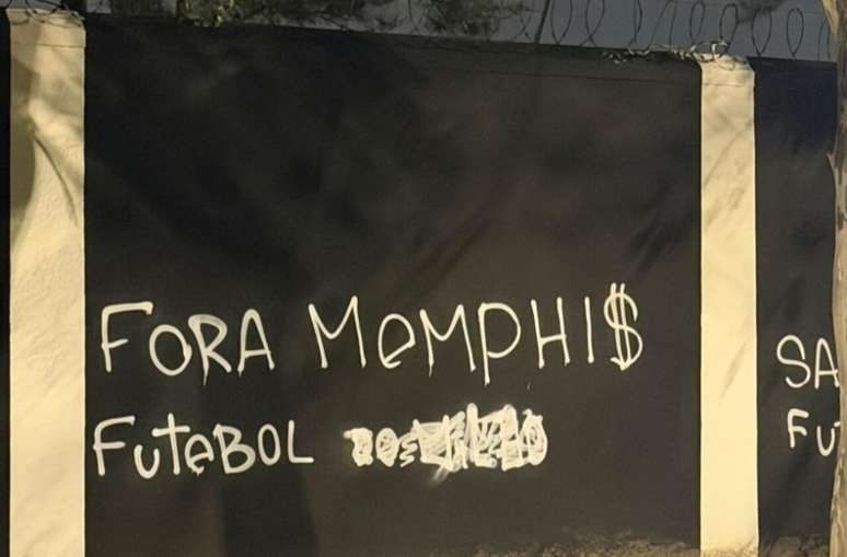 Memphis Depay virou alvo da torcida ap&oacute;s perder p&ecirc;nalti nos acr&eacute;scimos &ndash;