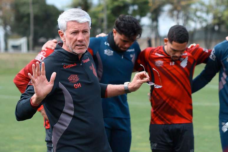 Odair Hellman comanda o Treino do Athletico &ndash;