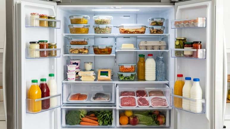 Utilizar recipientes vedados e bandejas extras protege o refrigerador contra vazamentos de l&iacute;quidos de carnes cruas.