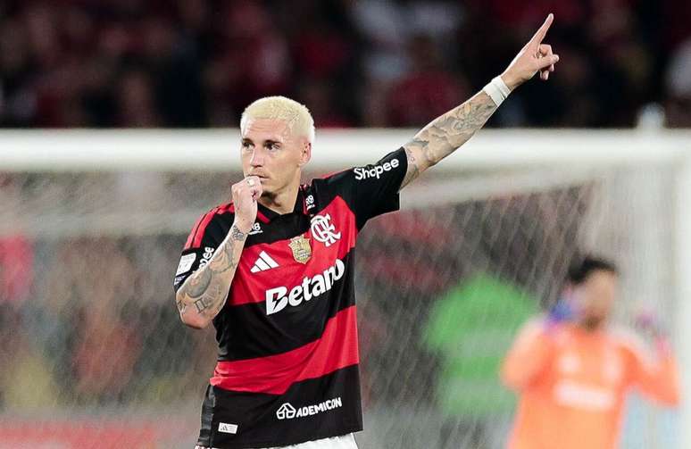 Varela marca, contra o Bragabtino,&nbsp; o seu quinto fol com a camisa do Flamengo .