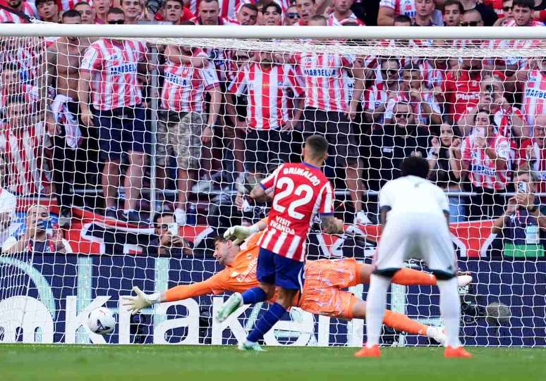 Grimaldo cobra p&ecirc;nalti com perfei&ccedil;&atilde;o e supera Courtois &ndash;