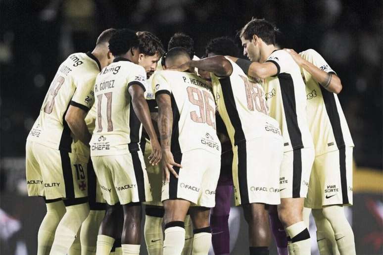 Vasco faz a corrente antes do in&iacute;cio do jogo com o Coxa.&nbsp; Que joga&ccedil;o o Cruz-Maltino fez!
