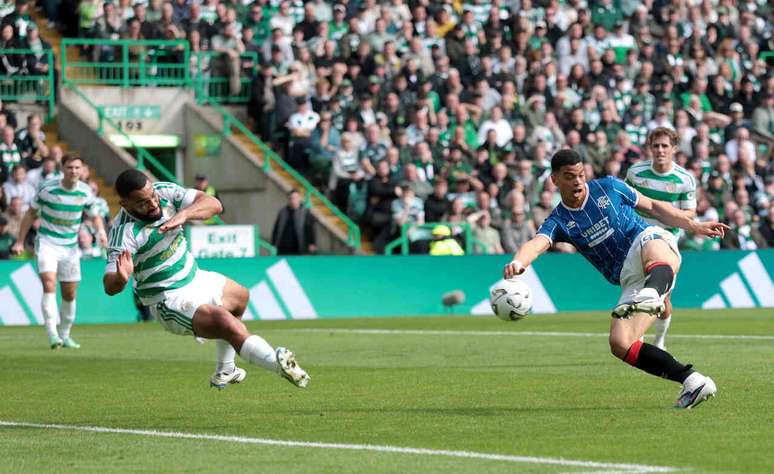 Kevin Kelsy, do Rangers, arrisca o chute no cl&aacute;ssico com o Celtic &ndash;
