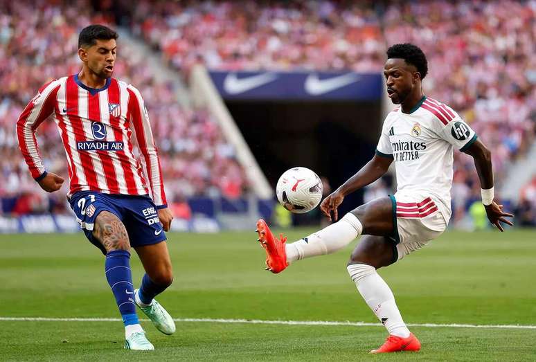 Vini Jr em disputa de bola no cl&aacute;ssico de Madri &ndash;