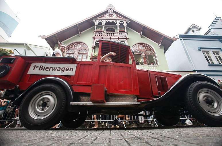 Um carro de cerveja na Oktoberfest de Blumenau; a cidade foi fundada por Hermann Bruno Otto Blumenau e outros 17 imigrantes alem&atilde;es
