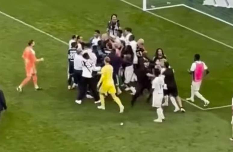 Rosenior foi cercado pelos jogadores do Strasbourg ap&oacute;s a provoca&ccedil;&atilde;o &ndash;