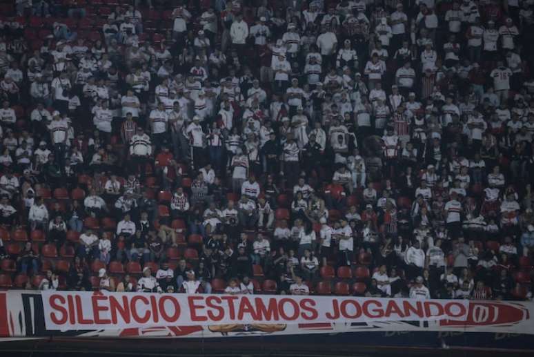 Organizada do S&atilde;o Paulo faz protesto ir&ocirc;nico contra o time no MorumBis