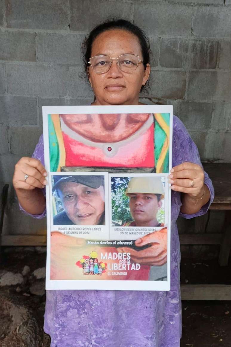 H&aacute; mais de quatro anos, Liliana Ur&iacute;as n&atilde;o v&ecirc; seu marido, Israel Reyes (na foto da esquerda, no cartaz) e seu filho, Merlon Ur&iacute;as