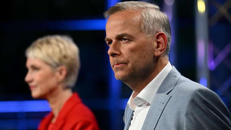 Leif-Erik Holm, candidato ao governo pelo partido de extrema-direita Alternativa para a Alemanha (AfD), e Manuela Schwesig, atual ministra-presidente de Mecklemburgo-Pomer&acirc;nia Ocidental, e principal candidata do Partido Social-Democrata (SPD), em um debate em 16 de setembro de 2026, em Schwerin, na Alemanha.