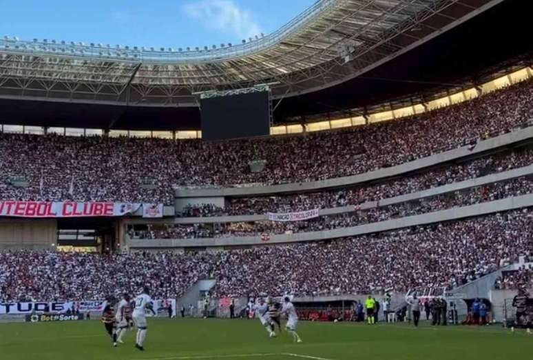 P&uacute;blico de quase 45 mil lotou a Arena Pernambuco para ver Santa Cruz x Floresta. E saiu feliz, Afinal o Santa fez 1 a 0