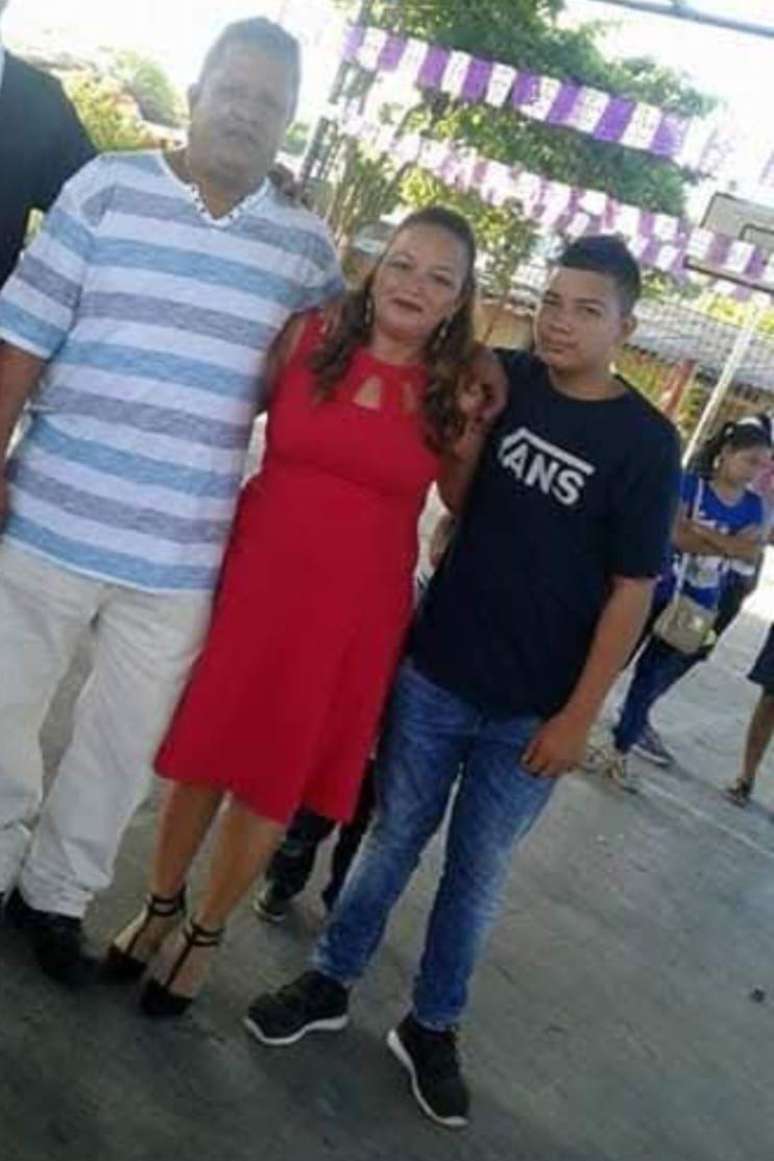 Esta &eacute; a &uacute;nica foto de Liliana Ur&iacute;as com seu marido, Israel Reyes, e seu filho, Merlon Ur&iacute;as