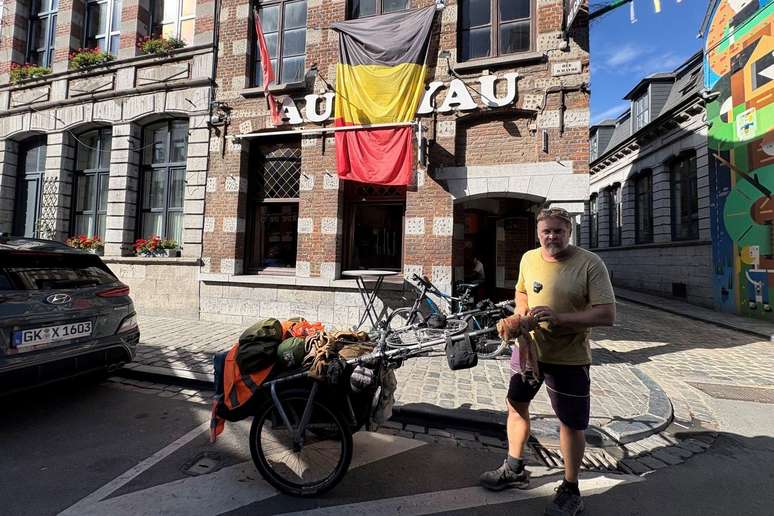 Karl chega a Mons, na B&eacute;lgica, quando sua aventura se aproxima do fim