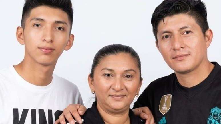 Os irm&atilde;os Marcos Neftaly e David Ernesto Coreto Mart&iacute;nez est&atilde;o detidos desde maio de 2022. Sua irm&atilde;, Leyla Arely, s&oacute; sabe que eles est&atilde;o na penitenci&aacute;ria agr&iacute;cola de Santa Ana, a cerca de 70 km de San Salvador