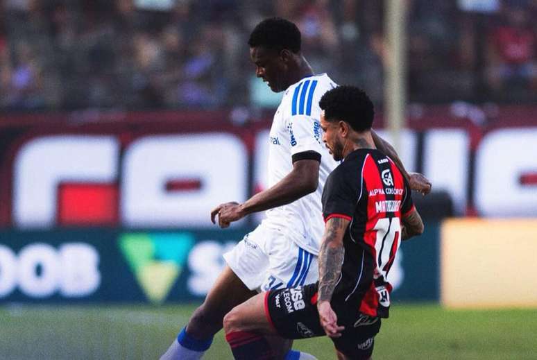 Vit&oacute;ria domina o primeiro tempo, enquanto o Cruzeiro n&atilde;o consegue sair da passividade &ndash;