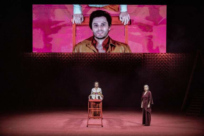 O musical 'Feliz Ano Velho' tem cen&aacute;rio minimalista, com escadas e tel&atilde;o que ajudam o fluxo narrativo.