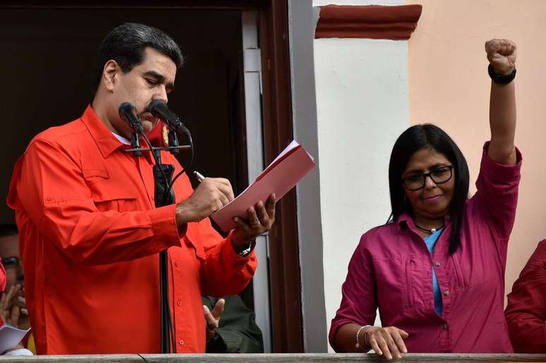 Delcy Rodr&iacute;guez assumiu a presid&ecirc;ncia interina por ser vice-presidente de Nicol&aacute;s Maduro, cuja &uacute;ltima elei&ccedil;&atilde;o foi considerada &rsquo;fraudulenta&rsquo;