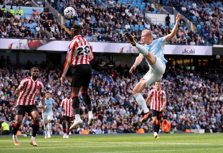 Haaland, do Manchester City, tenta o chute diante da marca&ccedil;&atilde;o do Sunderland, no Etihad Stadium &ndash;