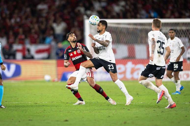 Matheus Pereira, do Corinthians, disputa a bola com Lucas Paquet&aacute; durante partida pelo Brasileir&atilde;o. 