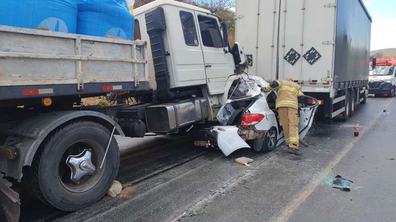 Carro &eacute; prensado por carreta e caminh&atilde;o-ba&uacute; em rodovia de MG neste domingo, 20; v&iacute;timas tiveram apenas ferimentos graves