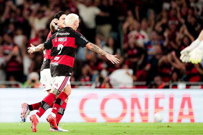 Varela corre para o abra&ccedil;o ap&oacute;s abrir o marcador para o Flamengo contra o RBB &ndash;