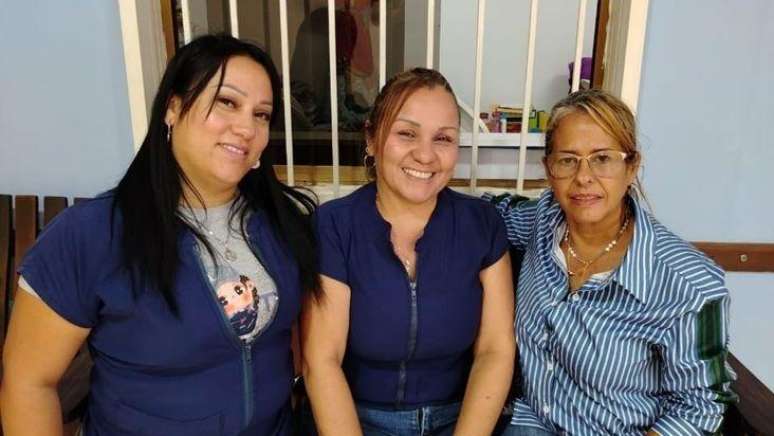 As professoras Laura Brito, Oneida Castillo e Yssa Hern&aacute;ndez realizaram atividades de conten&ccedil;&atilde;o emocional com crian&ccedil;as da sua escola em La Guaira, na Venezuela