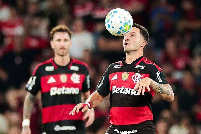Sa&uacute;l domina a bola e sai jogando na vit&oacute;ria do Flamengo sobre o Bragantino.&nbsp;