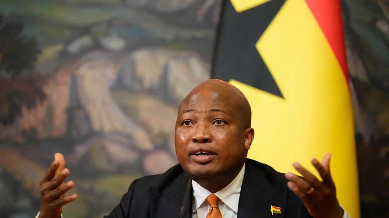 O ministro das Rela&ccedil;&otilde;es Exteriores de Gana, Samuel Okudzeto Ablakwa, durante coletiva de imprensa em Moscou, em 17 de agosto de 2026.