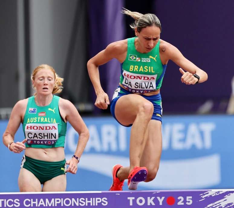 Tatiane disputa os 3000 com obst&aacute;culos (Foto: Fernanda Paradizo / CBAt)