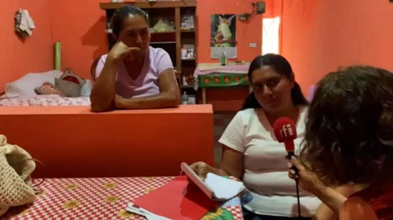 Karen e sua m&atilde;e travam h&aacute; um ano e meio buscas incans&aacute;veis. Karin conseguiu estabelecer que seu irm&atilde;o, Kevin Rolando Barrera Torres, fazia parte do grupo de 36 salvadorenhos expulsos dos EUA entre mar&ccedil;o e abril de 2025.