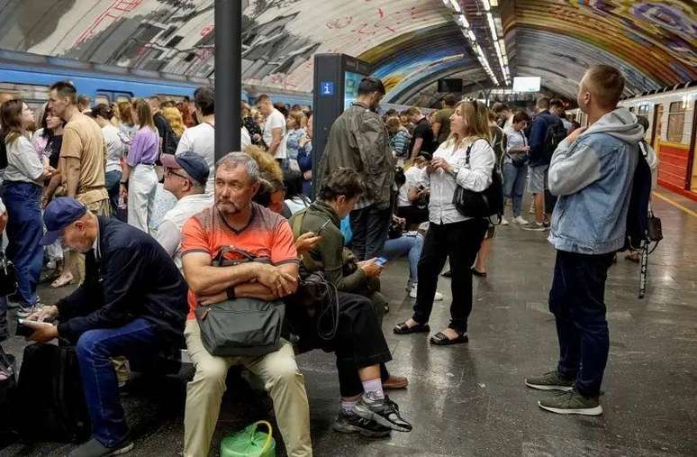 Passageiros em Kiev se acostumaram a longas esperas por causa das interrup&ccedil;&otilde;es no metr&ocirc;
