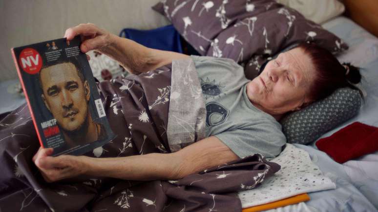 Nadia, de 98 anos, continua acompanhando os acontecimentos no mundo mesmo da cama