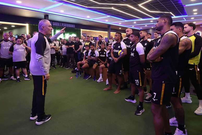 Tite orienta os jogadores &ndash;