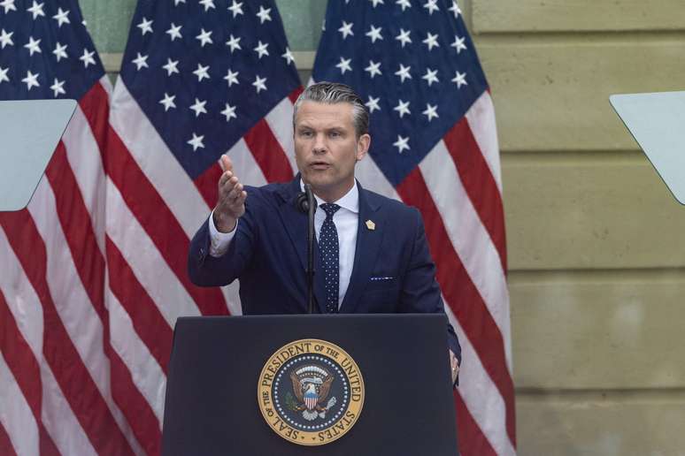 Anderson diz que secret&aacute;rio de Defesa dos EUA, Pete Hegseth, 'parece querer explodir tudo em todo lugar'