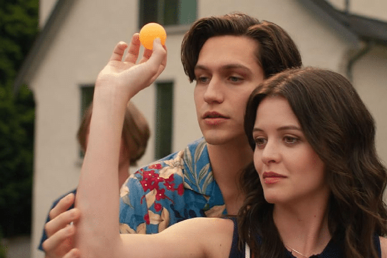&ldquo;Como Perder Sua Popularidade&rdquo; conta a hist&oacute;ria de dois jovens que se unem para tentar reconquistar seus ex-namorados, mas acabam se aproximando al&eacute;m do esperado 