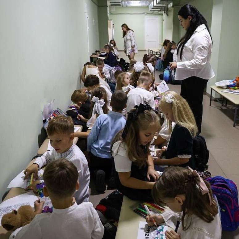 O novo ano letivo come&ccedil;ou em Kiev com muitos alunos assistindo &agrave;s aulas em abrigos, enquanto um alerta de ataque a&eacute;reo estava em vigor pela manh&atilde;