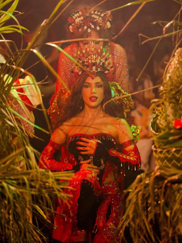 Cantora fez uma apresenta&ccedil;&atilde;o antes de assumir oficialmente o posto de rainha de bateria da escola