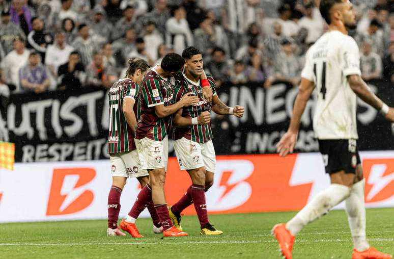 Hulk marcou duas vezes na vit&oacute;ria do Fluminense sobre o Corinthians &ndash;