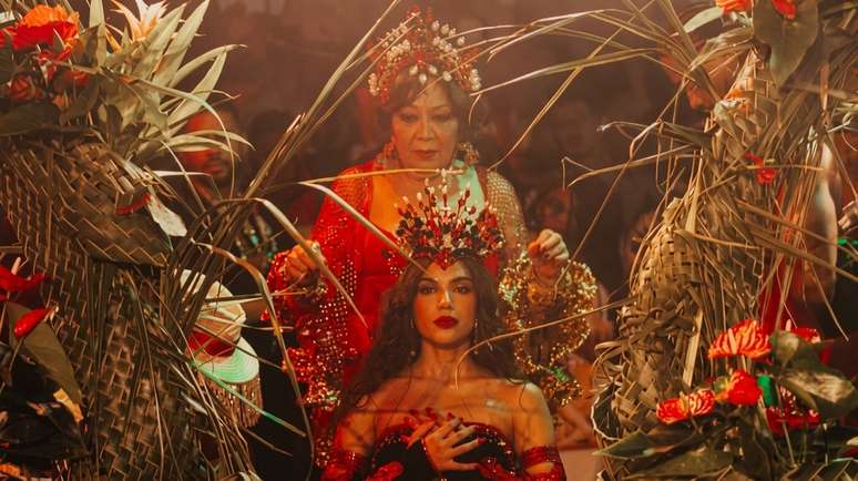 A coroa&ccedil;&atilde;o de Anitta, feita por Elo&iacute;na dos Leopardos, teve um clima m&iacute;stico ligado &agrave;s religi&otilde;es de matriz africana