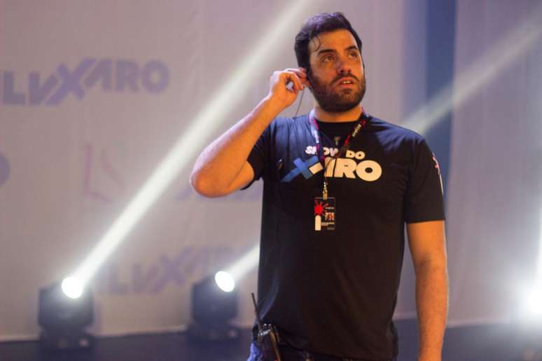 Igor Beltr&atilde;o trabalhando no espet&aacute;culo de com&eacute;dia de &Aacute;lvaro Xaro