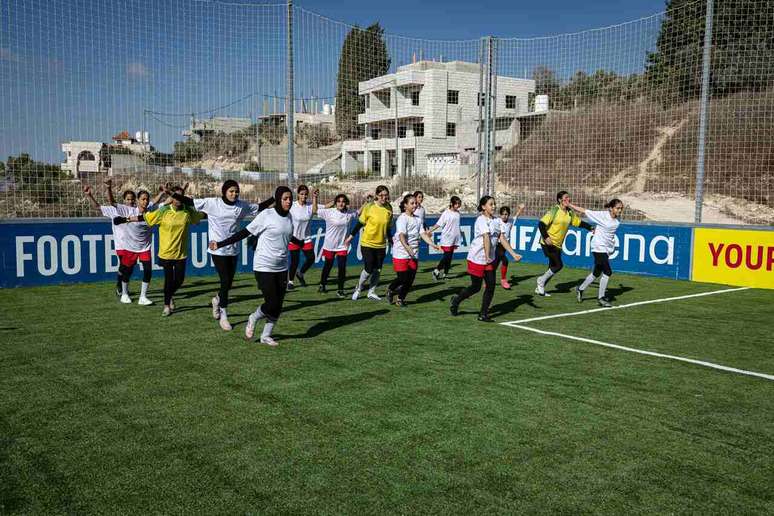 Crian&ccedil;as j&aacute; aproveitam campos da Fifa na Cisjord&acirc;nia &ndash;