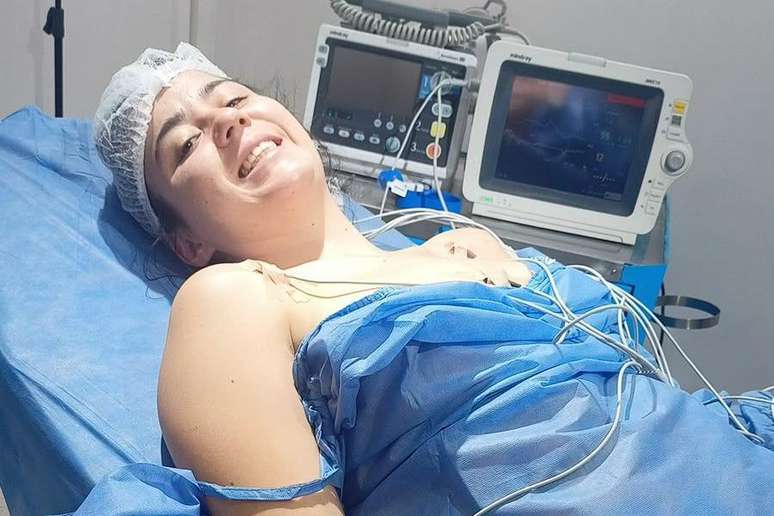 Melisa em uma mesa de cirurgia