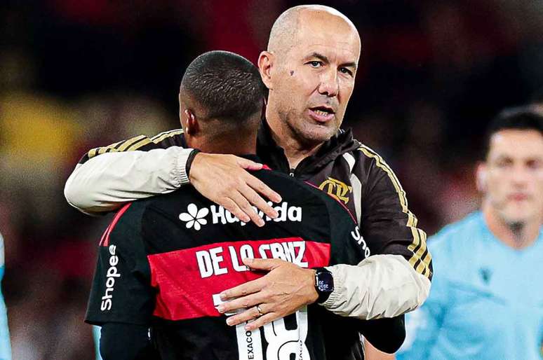 T&eacute;cnico Leo Jardim comemora com De la Cruz ap&oacute;s vit&oacute;ria sobre o Bragantino &ndash;